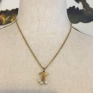 Vintage 70s gold tone leaf pendant pearl accents